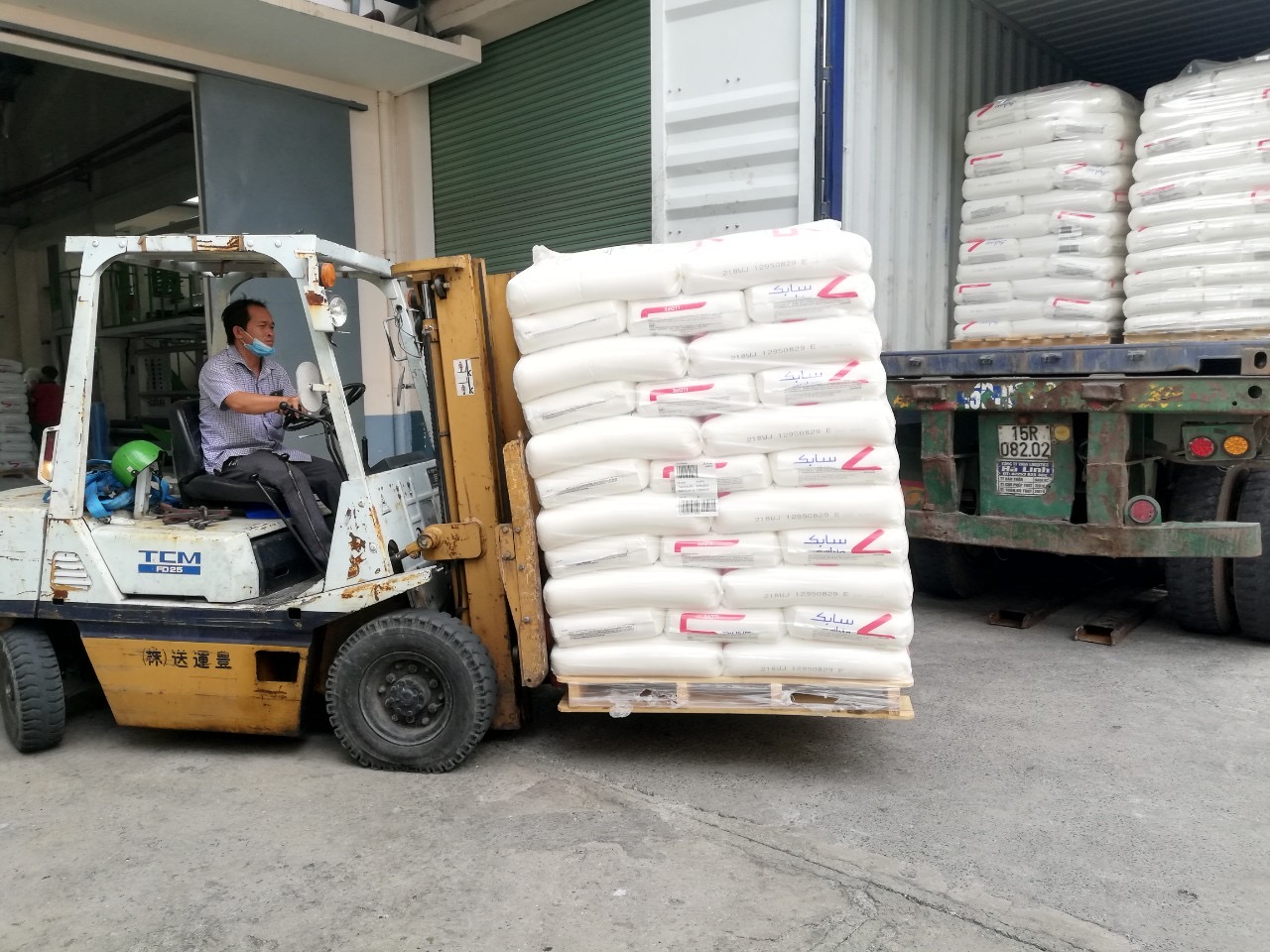 Đóng Rút Công Hạt Nhựa Tại Khu Công Nghiệp Việt Hương.