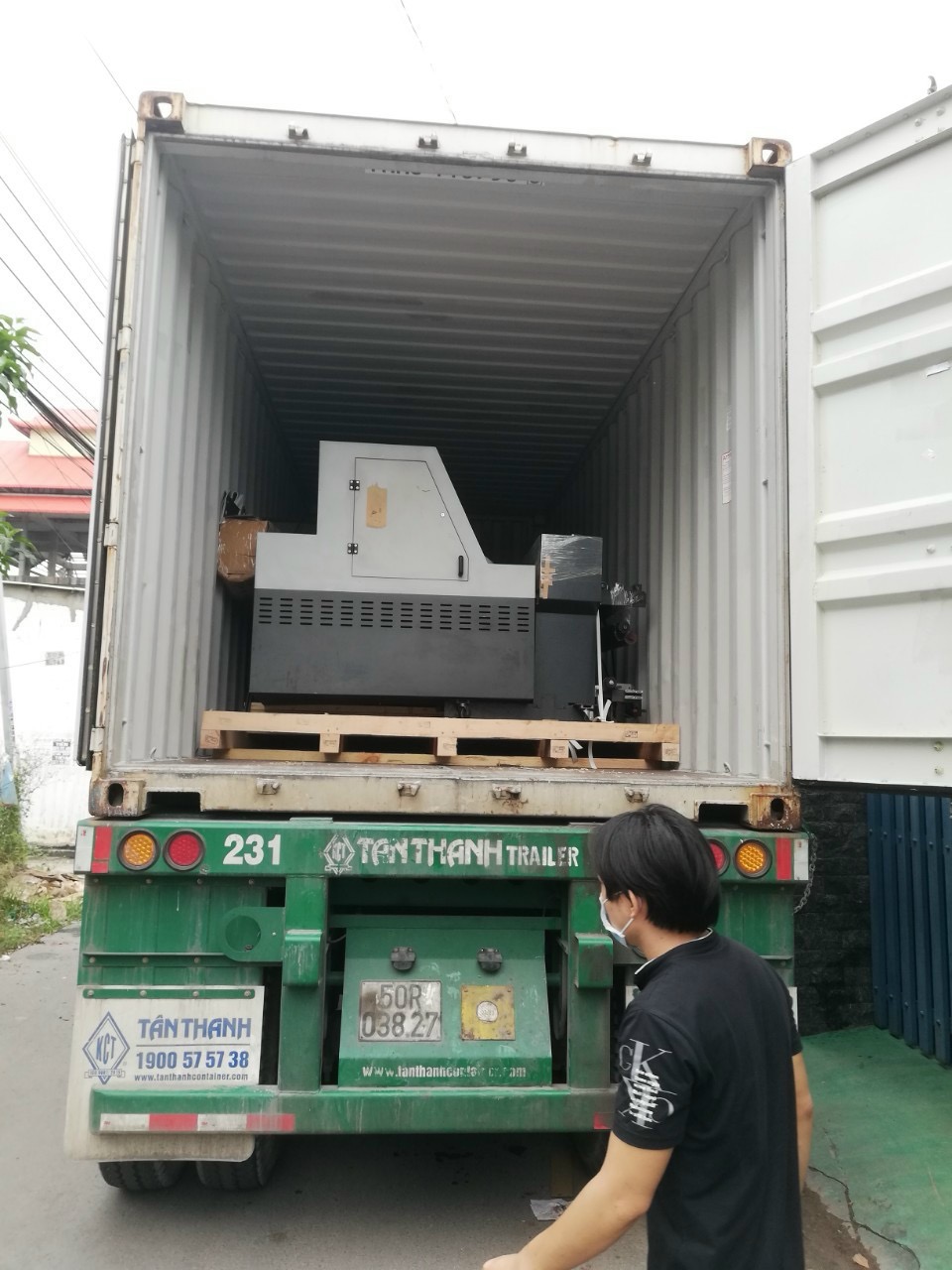 Xe Nâng Lắp Đặt Máy Móc Tại Khu Vực Tân Phước Khánh