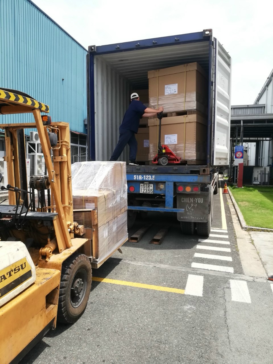 CHO THUÊ XE NÂNG CẨU MÁY MÓC CÔNG NGHIỆP TẠI BÌNH DƯƠNG